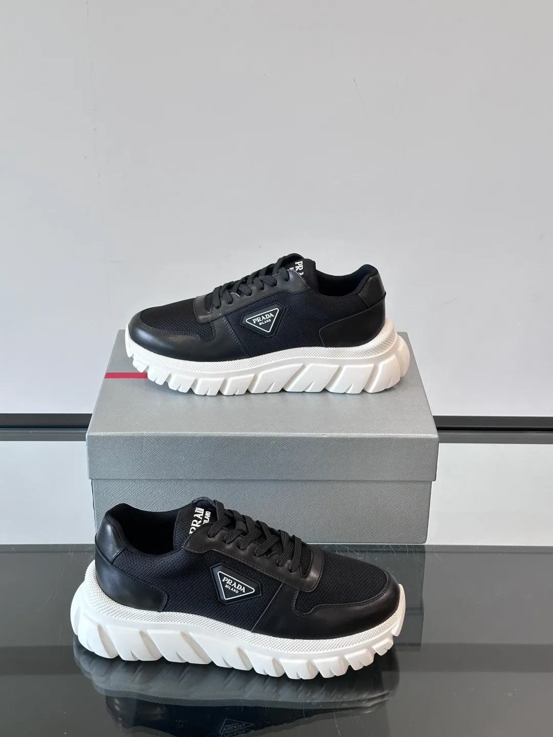 p440 "PRAD＊" men's new soft leather casual sneakers. This sneaker is made of Napa cowhide. The leather is soft and delicate, with a natural texture, which improves breathability. The rubber triangle logo on the outside embellishes the shoe body. The tongue and heel are decorated with brand letter logo details. Ultra-lightweight 6cm concave and convex rubber thick sole with PRADA letter logo on the side and cowhide lining. It feels comfortable on the foot and is exquisite and versatile! Size: 38-44 (45.46 customized)